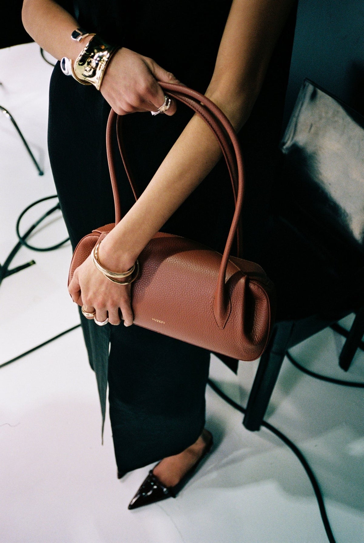YUZEFI OYSTER SHOULDER BAG
