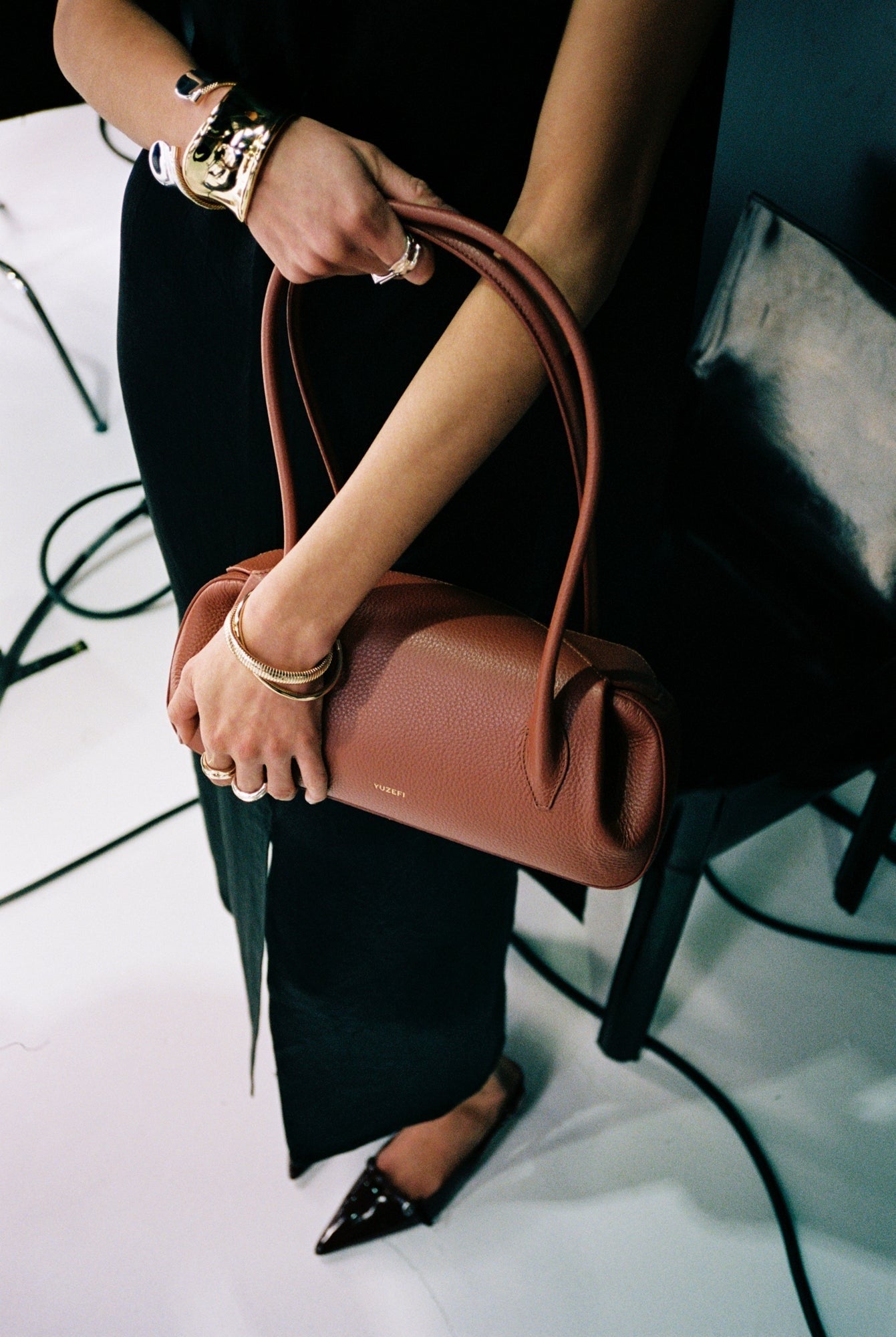 YUZEFI OYSTER SHOULDER BAG
